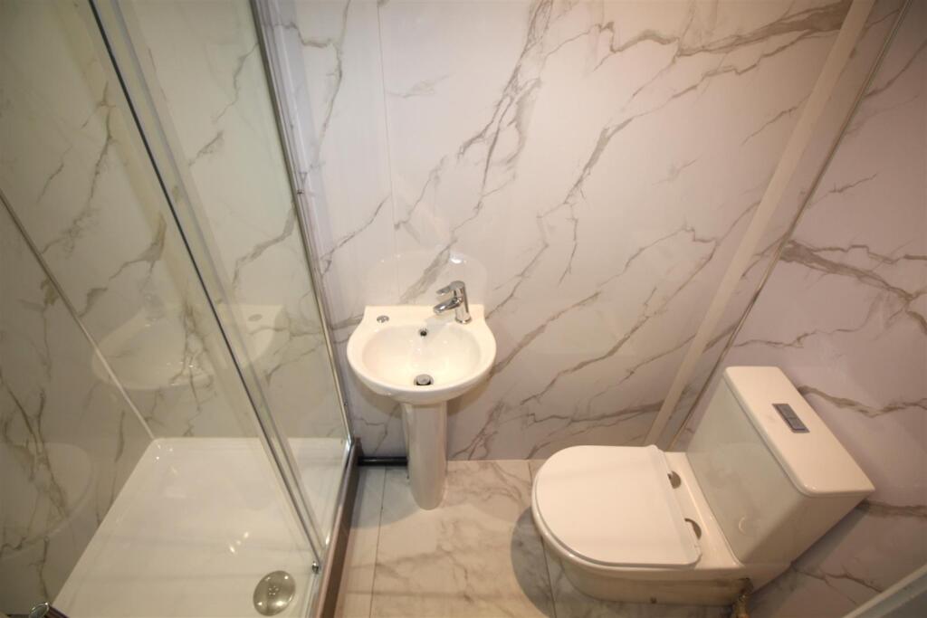 downstairs bathroom.JPG