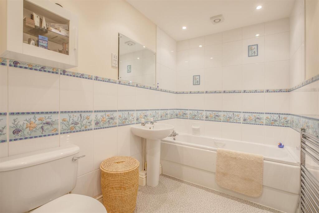 4 Gardner Close, HP15 6HT-4.jpg