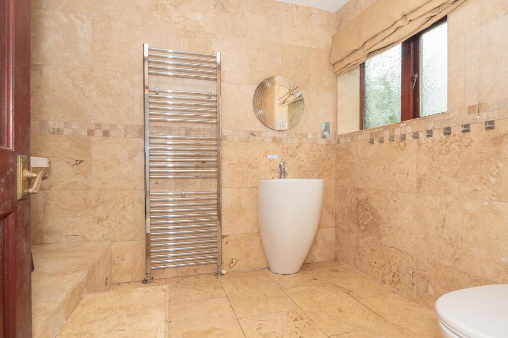 EN-SUITE BATHROOM