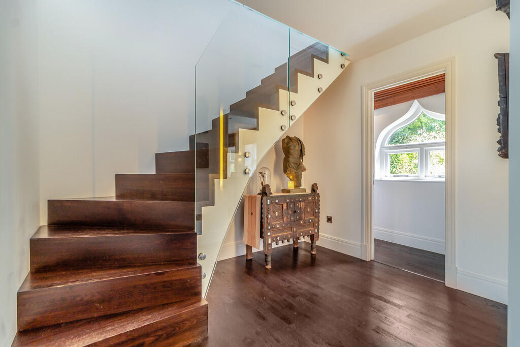8605532-interior2...