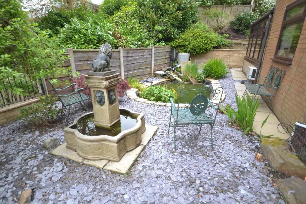 Outside - Side Garden