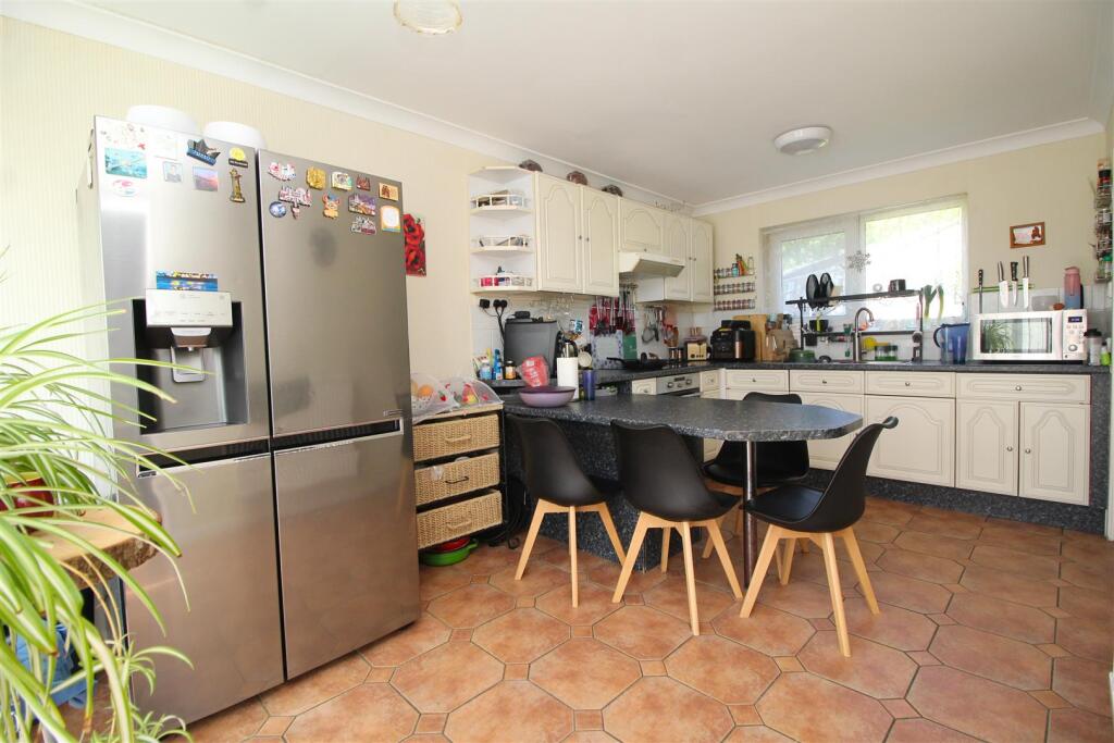 kitchen diner 1 .JPG