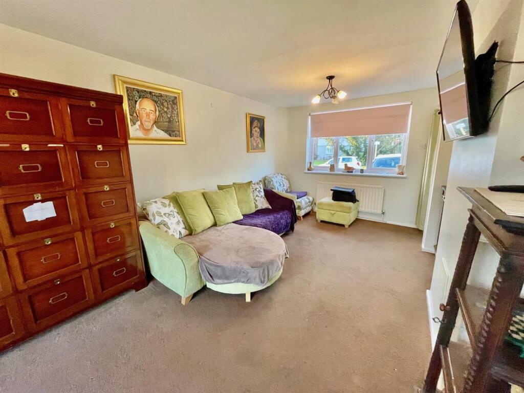 8 Ashwood Rd Lounge 2.jpg