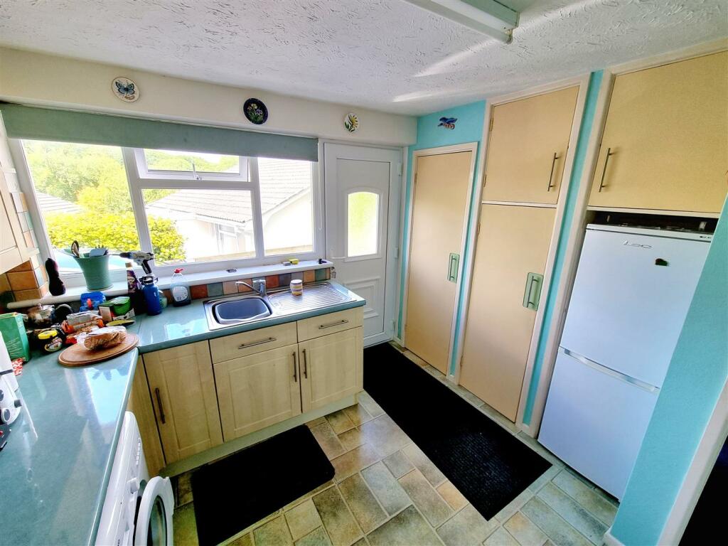 Kitchen 1.jpg
