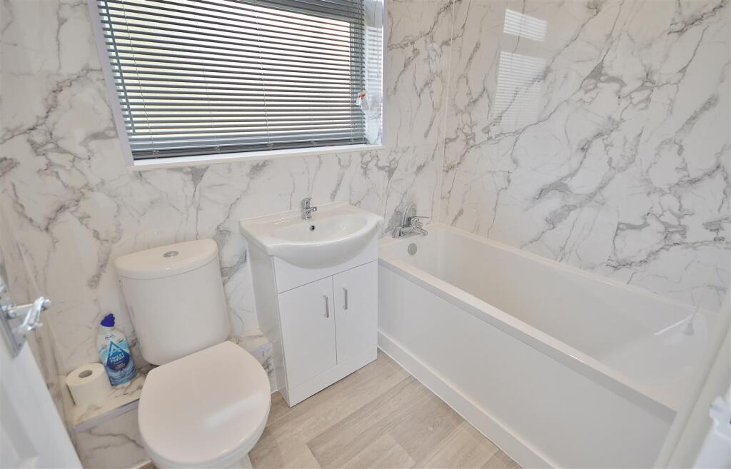 EN-SUITE BATHROOM