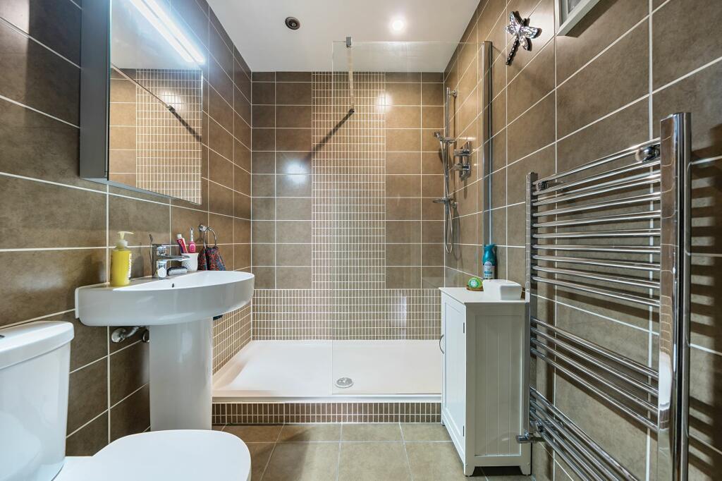 Bathroom W.C (1)