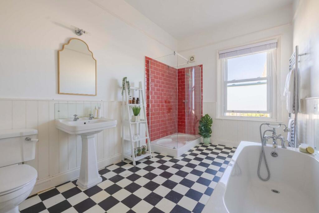 Third Floor Family Bathroom 