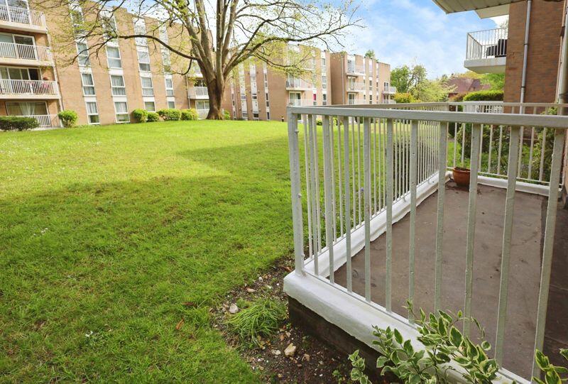 Balcony &amp; Communal Gardens