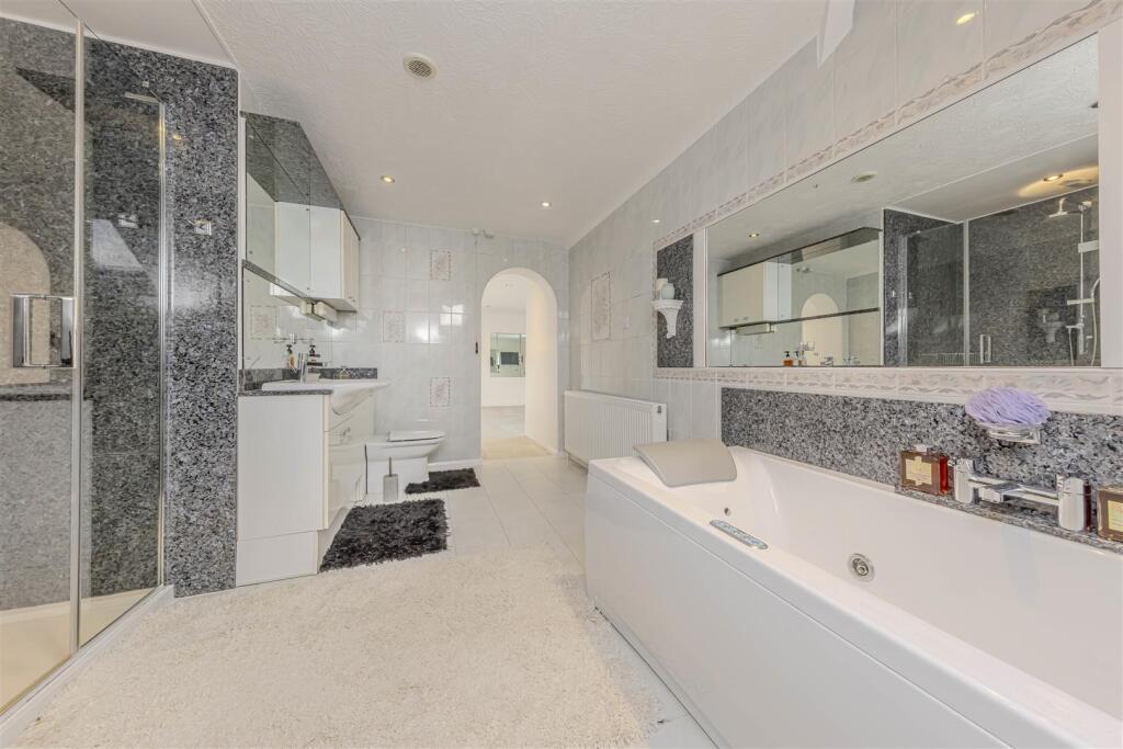 En-Suite Bathroom
