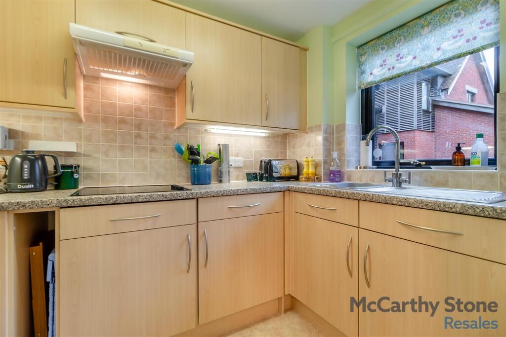 8633491-interior05.jpg