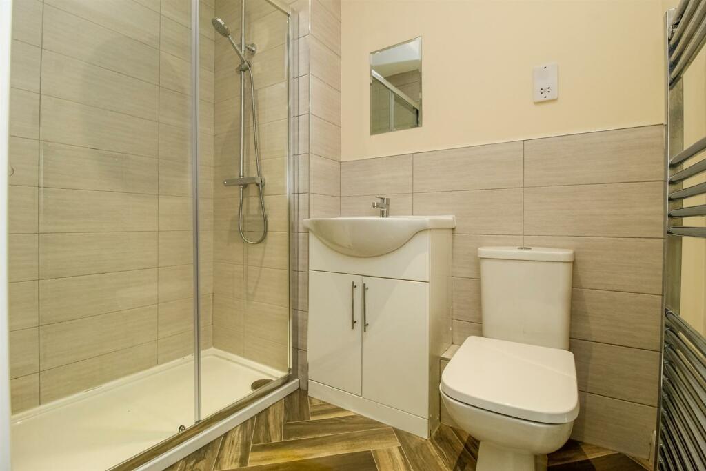 EN SUITE SHOWER ROOM/W.C.
