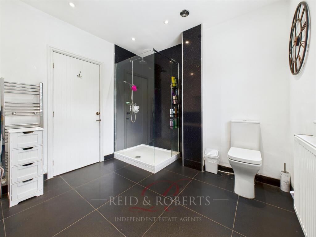 STILL010-BATHROOM.jpg