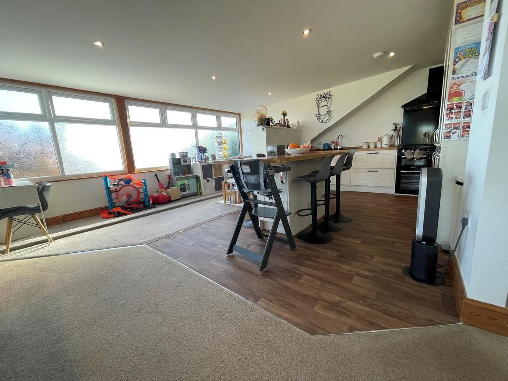 Dining Area to Ki...