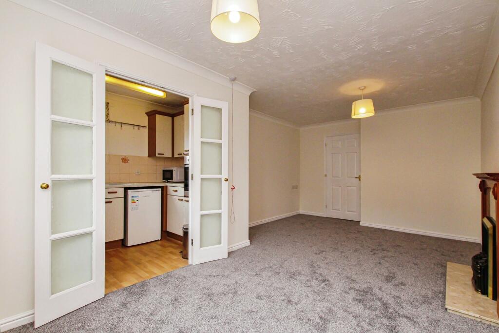 LOUNGE/KITCHEN