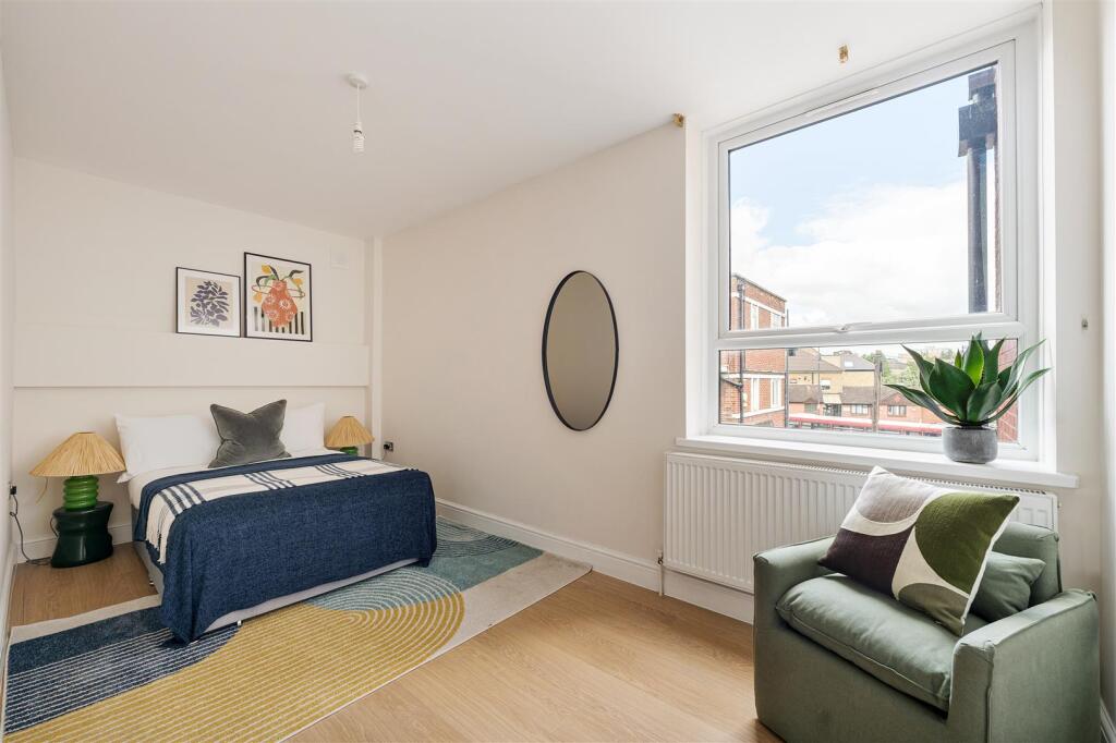 Eastwood Close, E18