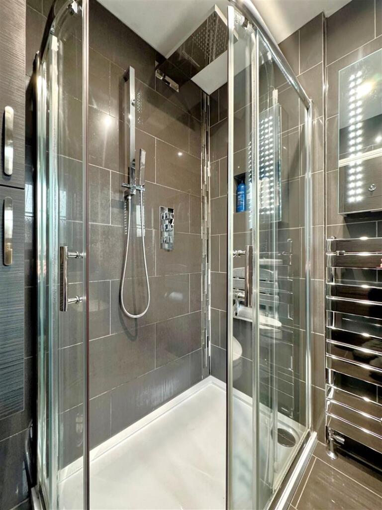 en-suite 2.jpg