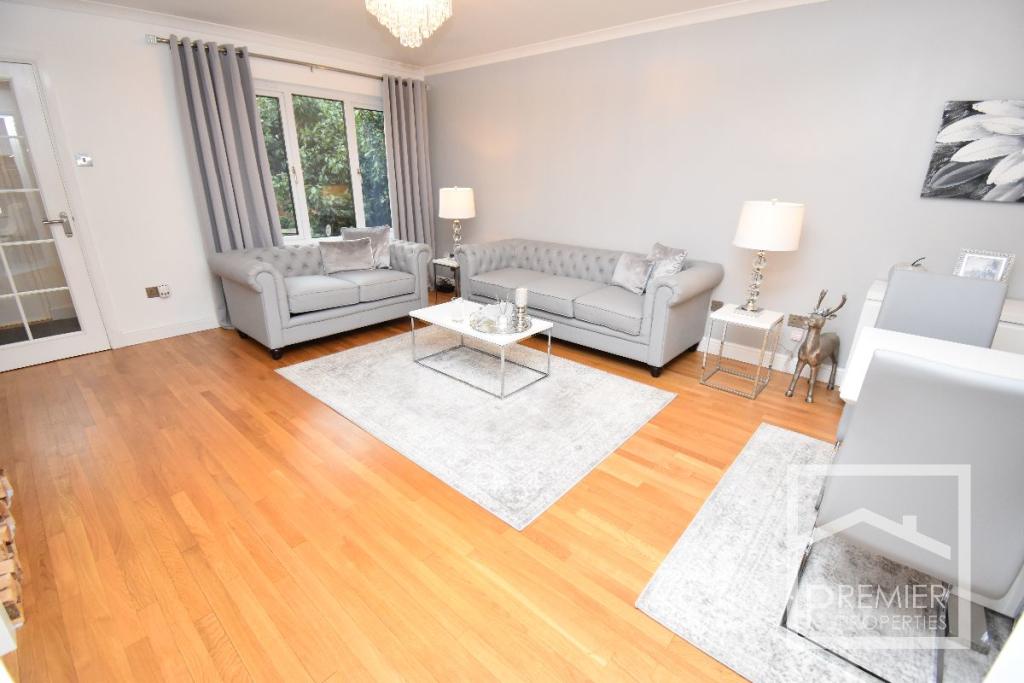 Lounge/Dining Area