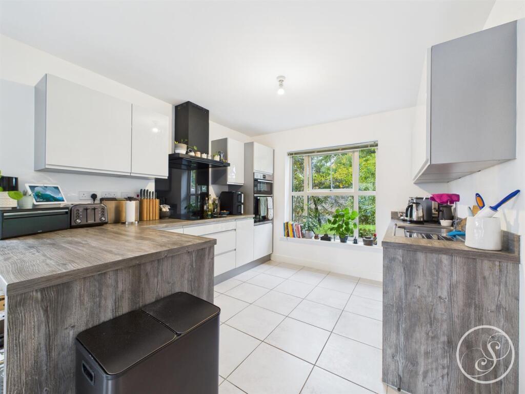 KITCHEN/DINER/SITTING AREA