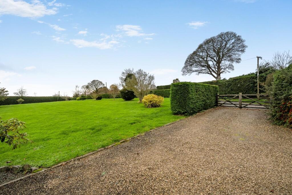 Gravelled area with garden.jpg