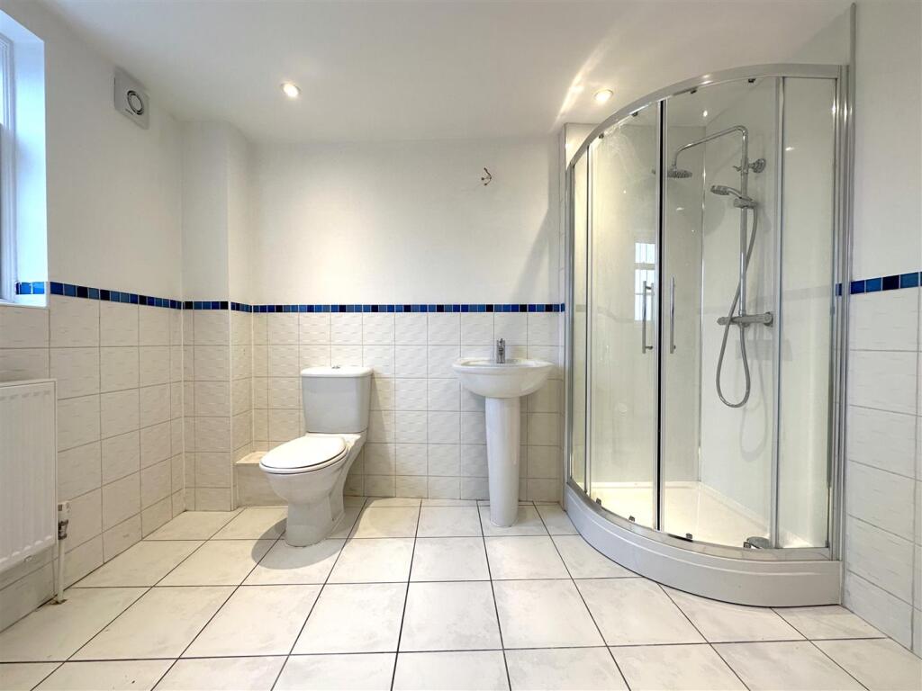 Large En-Suite Shower Room