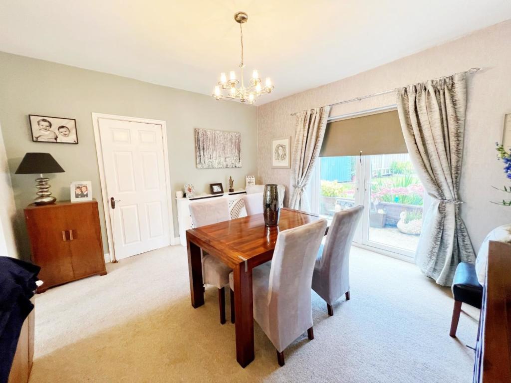 Dining Room pic 2.jpg