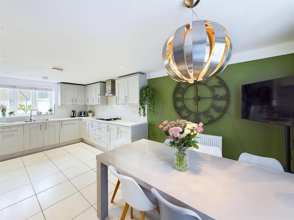 Diner/Kitchen