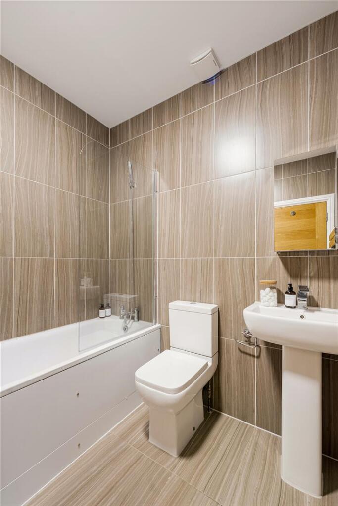 Eastwood Close, E18