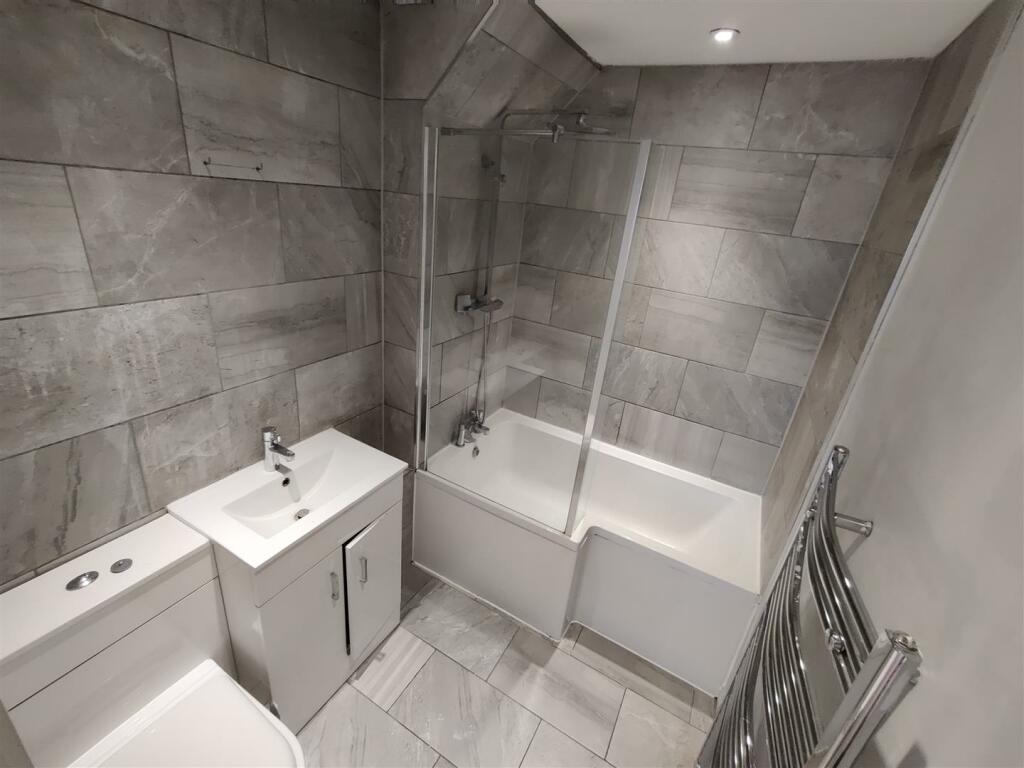 Flat 2, 179 Buttcourt Bathroom 2.jpg