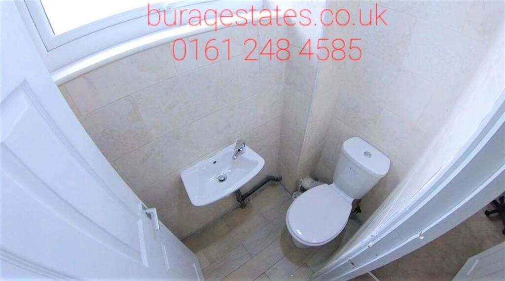 Compact and clean WC with a wall-mounted hand b...