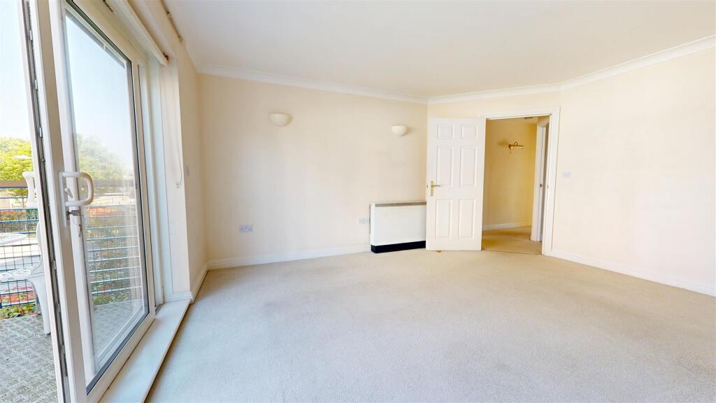 LIVING ROOM PIC 1.jpg