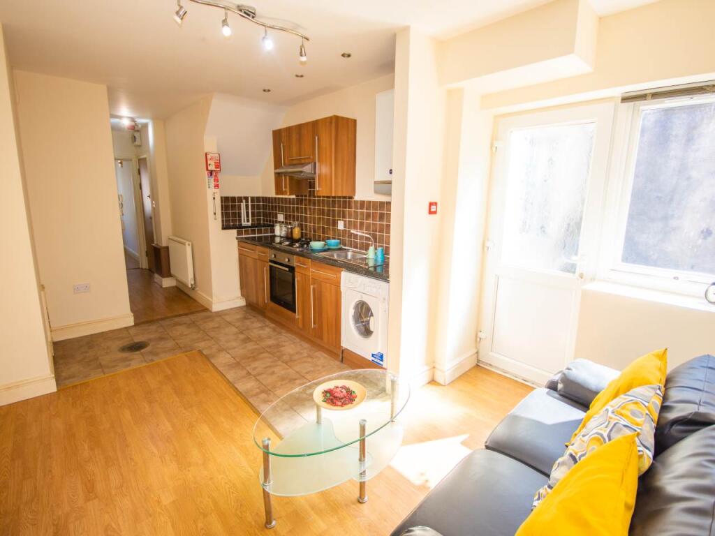 Flat 2, 1 Russell St