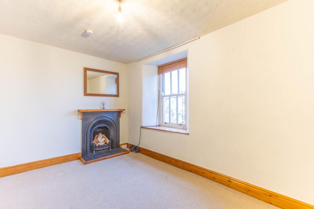 LOUNGE/LIVING AREA
