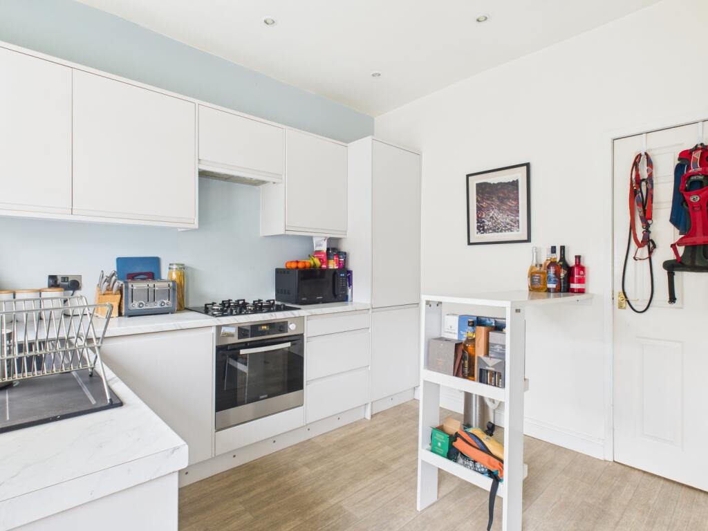 CAM03729G0-PR0196-STILL007