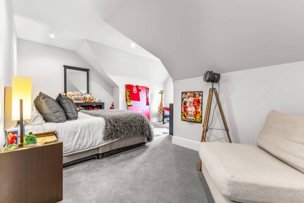 Willow Tree Road, Hale