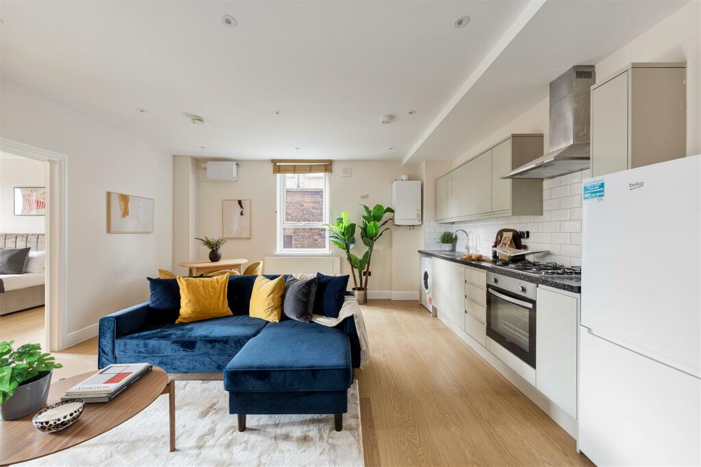 Eastwood Close, E18