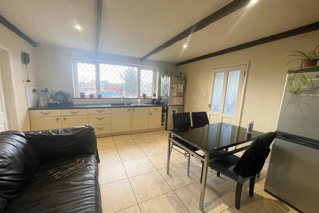 Shared Kitchen Diner
