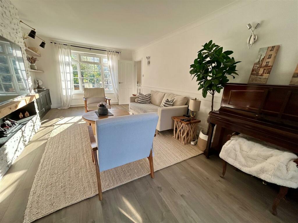 1 Devonshire Drive lounge new.jpg