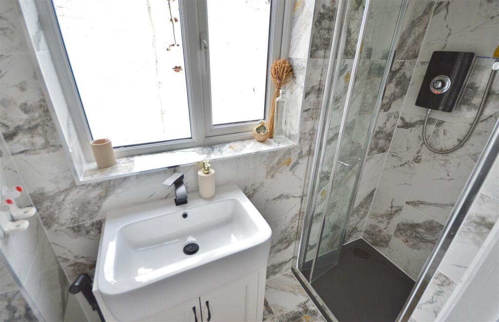 EN-SUITE SHOWER ROOM