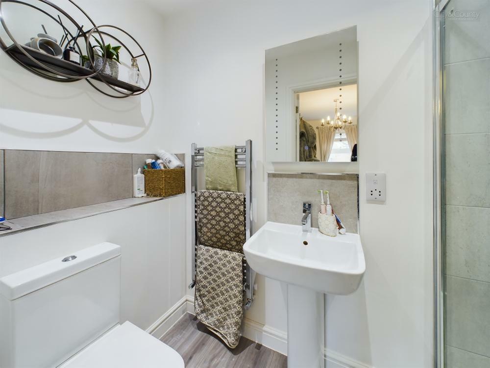 En-Suite To Master Bedroom