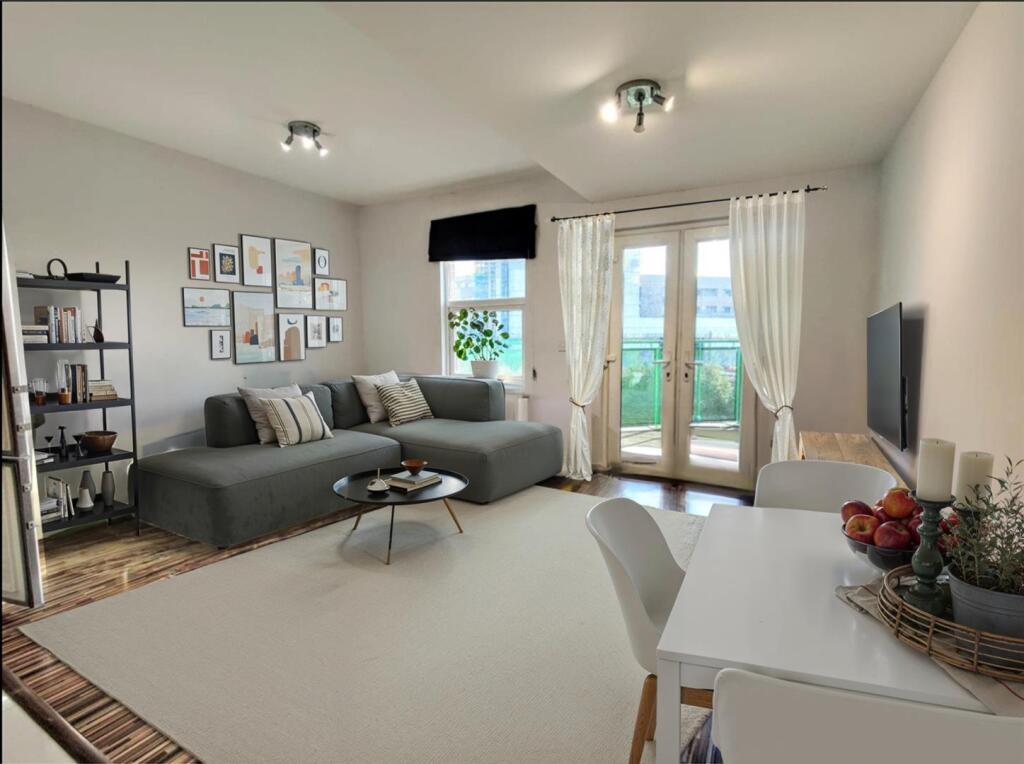 Property_BBF1_living_room_3_3_222_Horn_Lane_24-07-