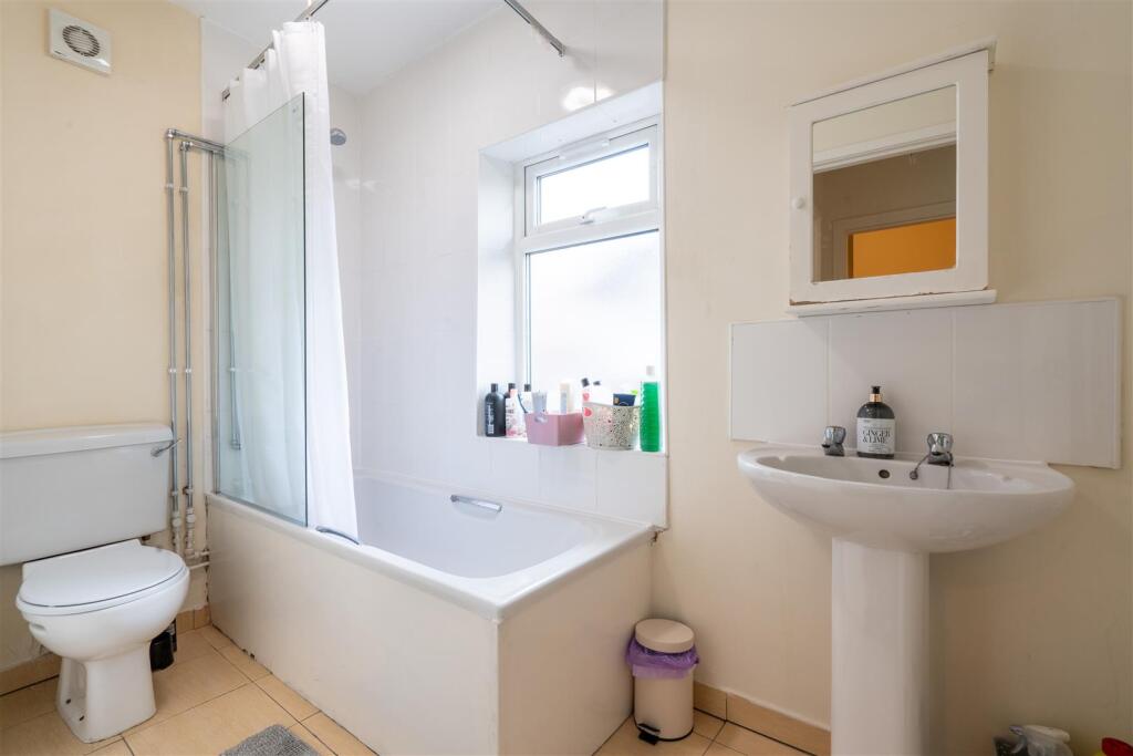 Bathroom 1_.jpg