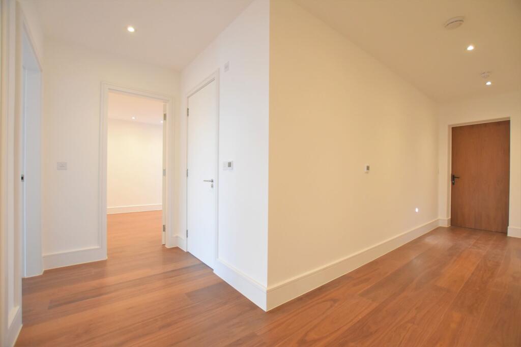 High Road, Chigwell, IG7