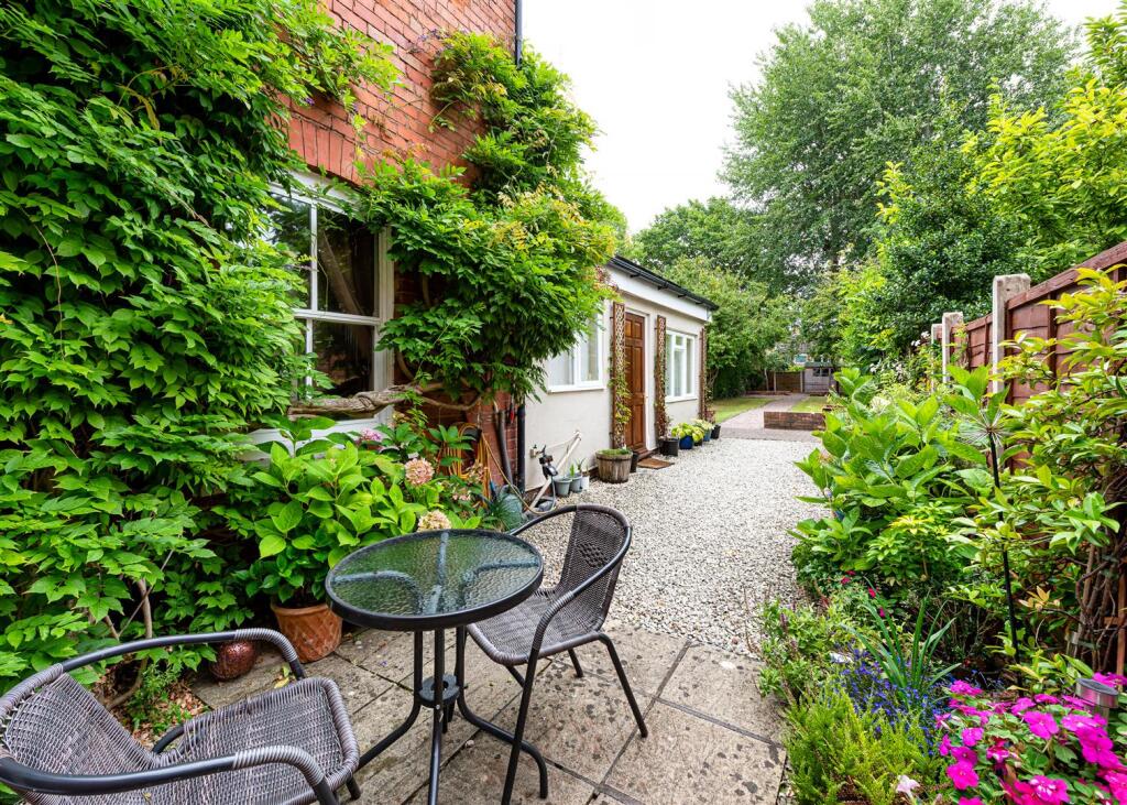 15 Paget Road-garden1.jpg