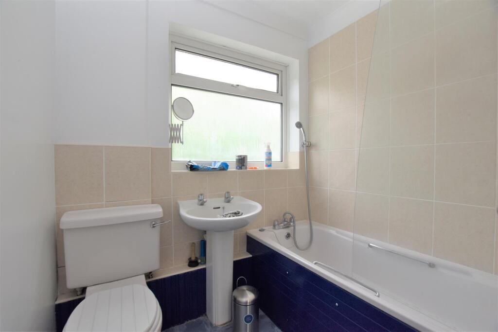 16 Luscombe Close (2).JPG