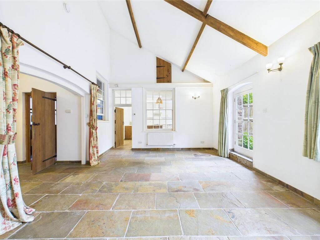 25 - LARGE HOUSE WITH ATTACHED 3- BED ANNEX THORNB