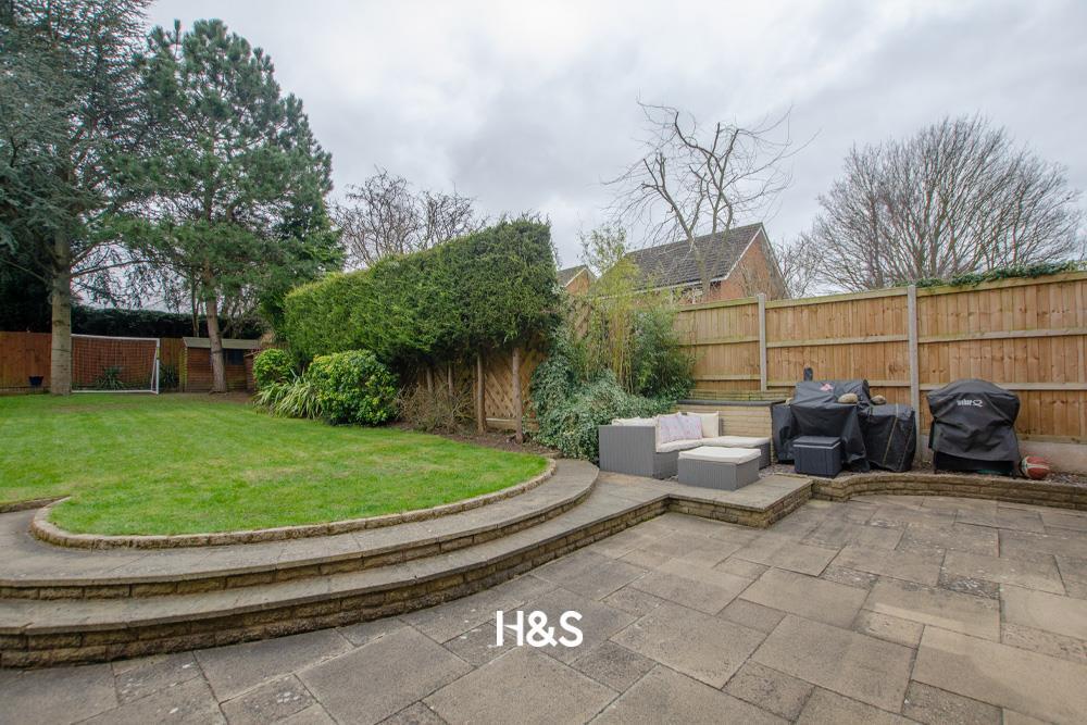 6 Starbold - rear garden 2.jpg