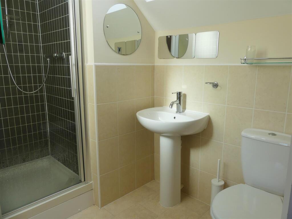 EN-SUITE SHOWER ROOM