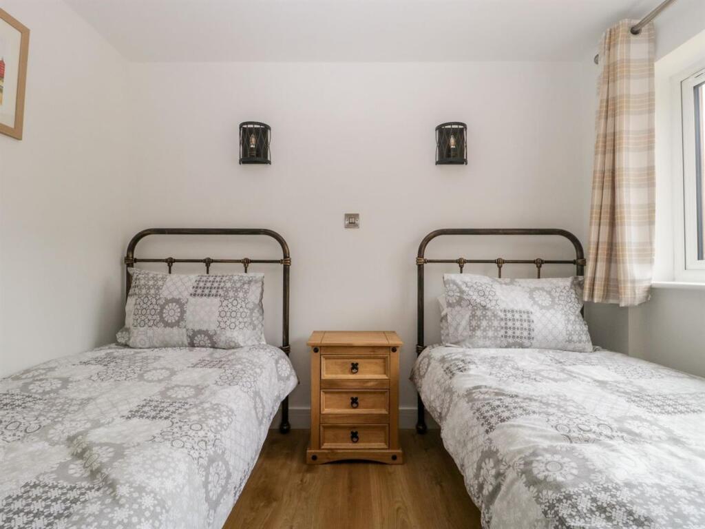 acorn 2nd bedroom.jpg