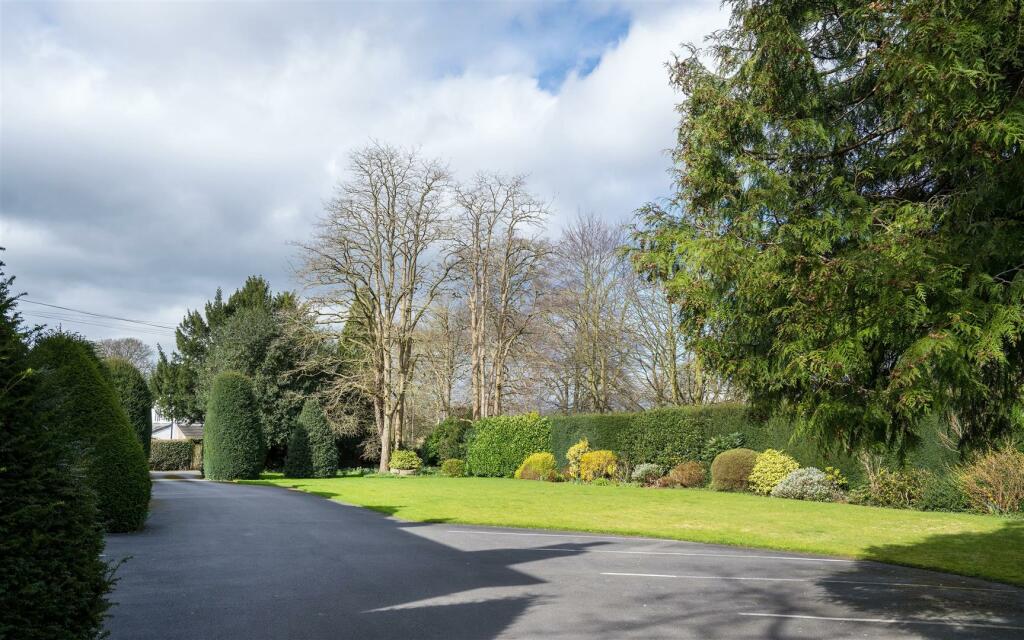 Boston Lodge - Front garden.jpg