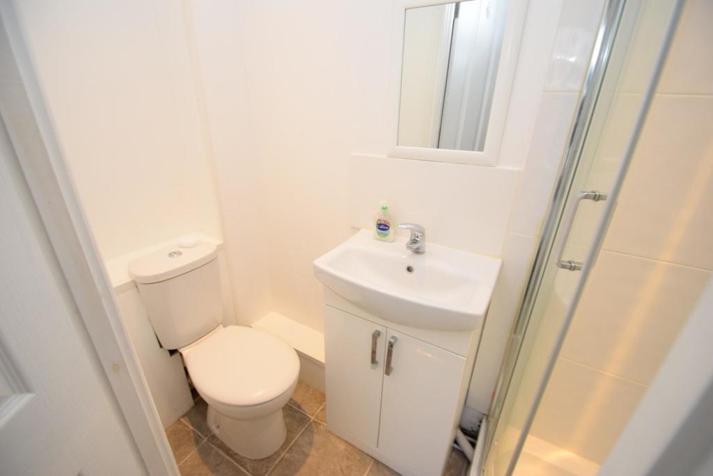 7 Marine Road  en suite.JPG